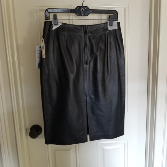 NWT black leather skirt. Size 8 - Picture 2 of 5